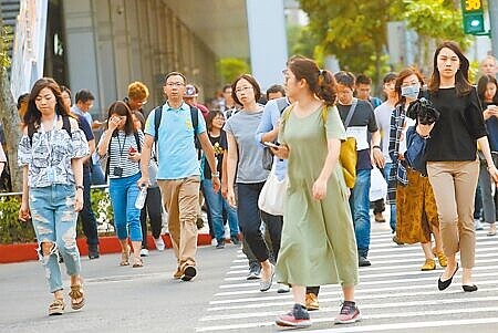 
搶救女性勞參率，勞動部9月將推動新方案，解放婦女照顧長輩、幼兒責任。圖∕本報資料照片
