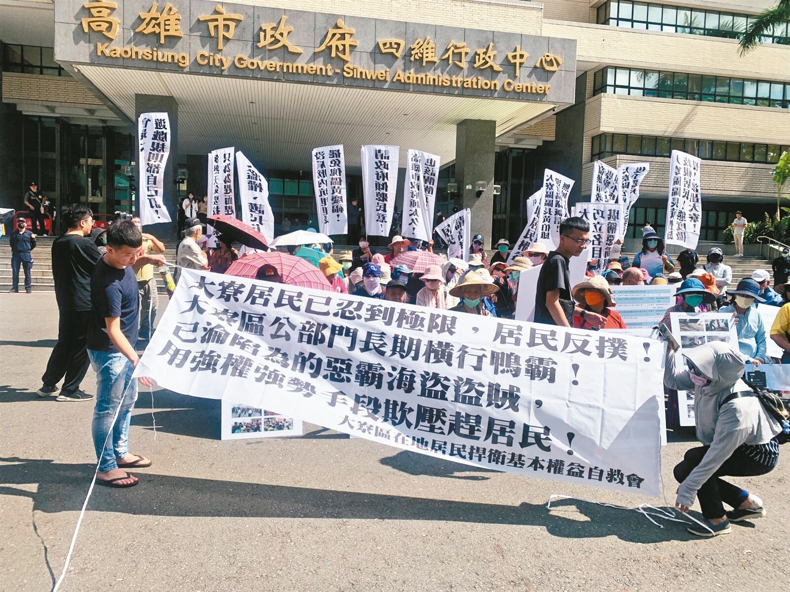 高雄大寮區內坑社區活動中心爆發用地爭議，近日地主要求返還土地，居民赴高市府抗議。記者宋原彰／攝影 