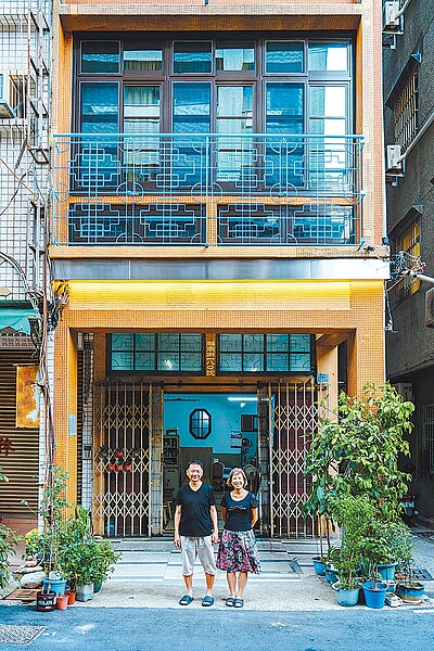 高雄市文化局針對鹽埕區民國60年以前老屋,推出老屋重生運動協助外觀修繕,位於瀨南街1棟72年老屋重現當年風華。圖/高雄市文化局提供、任義宇高雄傳真