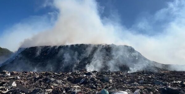 苗栗市西山垃圾場大火9日第3天，仍持續冒煙，消防人員持續灌救中。圖／民眾提供