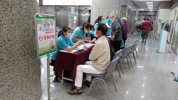 竹縣9家醫院讓長者免費健檢,7/17開放預約。圖/新竹縣府提供