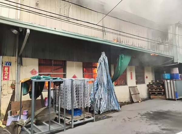 台中市霧峰工業區一家工廠傍晚火警,火勢猛烈,1男子燒燙傷、輕微嗆傷送醫救治。記者趙容萱/翻攝