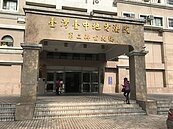 台中七期豪宅管委會氣住戶改窗框　電梯貼個資遭索賠…法官駁