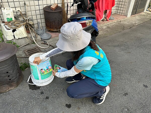 台中市防疫人員持續衛教民眾落實居家環境容器減量及孳生源清除。圖／衛生局提供