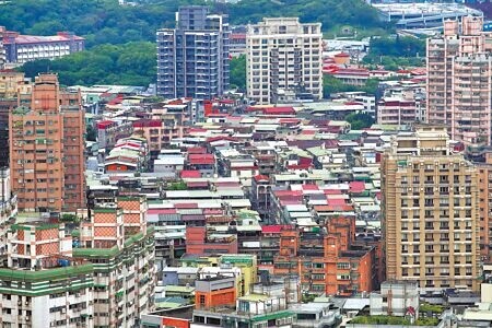 台股屢創新高，央行總裁楊金龍10日坦言有可能推升房價新一波漲勢。（本報資料照片）