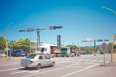 花蓮193縣道北濱外環道至花蓮大橋段拓寬後,行車速度上限值低且不一致,引發民怨四起。(羅亦攝)
