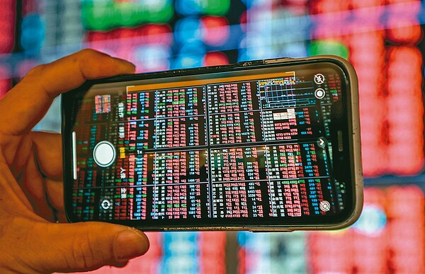 網友買ETF股息卻是負數。示意圖。圖/聯合報系資料照片