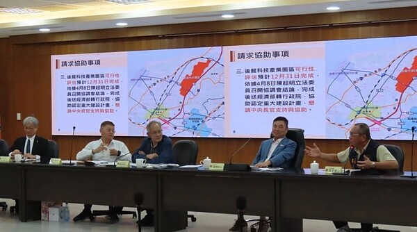 立法院經濟委員會10日考察,開會逐一討論大矽谷計畫相關進度,苗栗縣議會議長李文斌(右一)喊話「後龍科的條件最好」。記者范榮達/攝影
