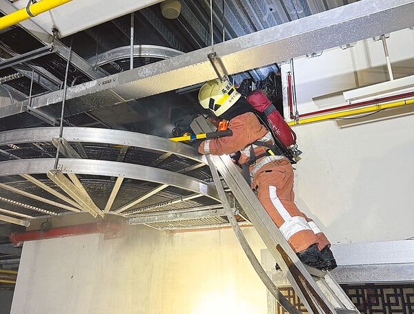 新竹市晴空匯5月26日才發生火警,10日上午11點多先前曾起火的D棟B1地下室再度傳出冒煙,消防局獲報後立刻到場清查,並布水線降溫。(新竹市消防局提供/王惠慧新竹傳真)