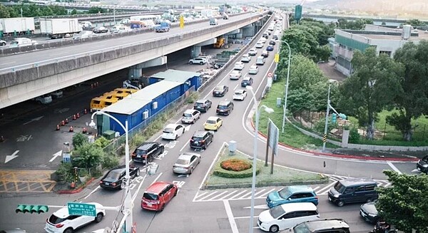 台北市警察局長李西河於尖峰時段到內湖科技園區視察交通狀況，並提出4大改善方向。圖／北市交通警察大隊提供