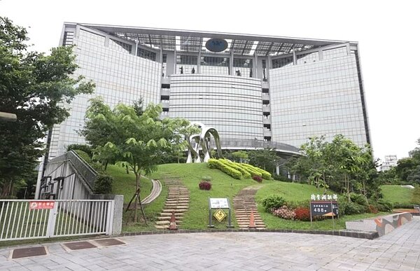 某幼兒園一名男老師涉嫌公然在學童面前撫摸女學童下體，有家長曾向媒體投訴，但受兒少權法限制，媒體無法揭露校名，衛福部保護司指出，未來修法將朝不影響兒少隱私權，同時兼顧民眾知的權益進行。 圖／聯合報系資料照片