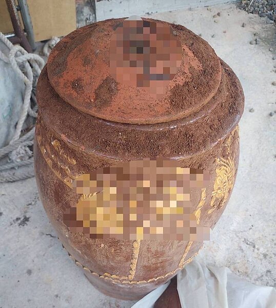 在新北市八里經營靈骨塔事業的郭姓男子，看中陳姓家族在八里山區一處家族墓地，收購不成竟夥同天道盟張姓男子，砸毀墳墓墓碑，再將墳墓內骨頭甕挖出取走藏匿，台北市刑大獲報，前天逮捕過郭、張等人。記者廖炳棋／翻攝