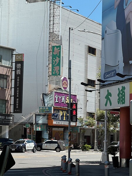 台南槍擊案主嫌傳出躲在三多某旅館，鄰近兩分局派出警力到場，結果卻是民眾謊報。圖／讀者提供