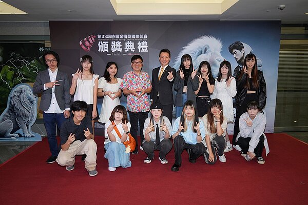 龍華科技大學學生以永慶房屋「先誠實再成交」為題目創作,拿下好成績。圖/永慶房產集團提供