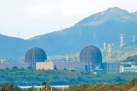 核三廠1號機組7月27日停機除役，外界諸多目光聚焦在核三廠及供電情況，圖為核三廠。（羅琦文攝）