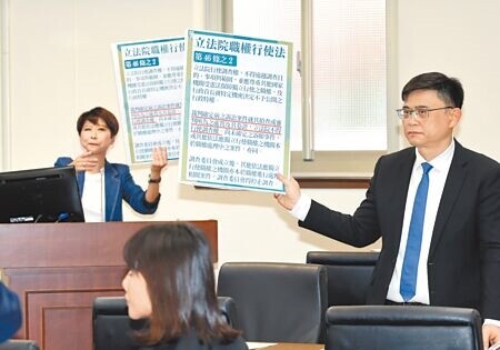 立法院經濟委員會11日討論成立「有關進口雞蛋執行情形調查專案小組」等相關事宜，民進黨立委賴瑞隆（右）、陳亭妃（左）高舉法條內容，怒轟藍白「違法違憲」並離席抗議。（姚志平攝）