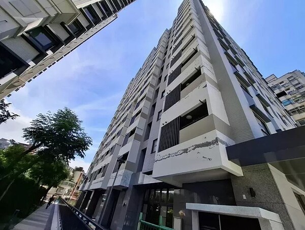 位於安坑的民安社宅卻被民眾發現滿滿「掉漆」,白白牆面都是一條條水泥色橫條,引發討論。圖/民眾提供