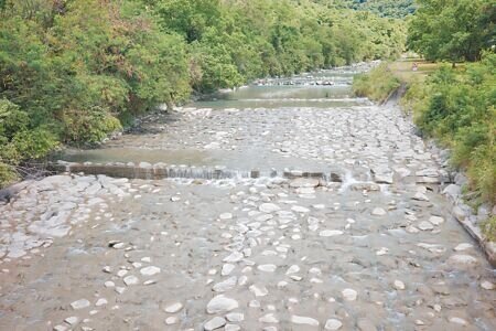 花蓮縣秀林鄉娑婆礑溪上游邊坡震後崩塌,強降雨造成下游原水混濁,超出淨水場處理範圍,影響北花蓮地區家戶用水。(羅亦攝)
