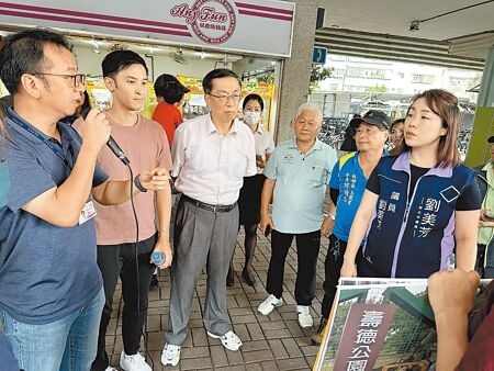 新北市板橋浮洲地區日前發生嚴重積淹水，議員劉美芳（右一）11日邀集相關單位會勘，研議如何有效改善排水系統。（高鈞麟攝）