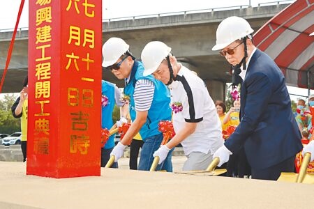 苗栗縣通霄漁港設籍漁船共有159艘，因用地配置空間不敷漁民工作需求，地方希望增建漁具整補場。經農業部漁業署補助，以總經費3000萬元，增設漁具整補場及漁具倉庫空間，工程11日由縣長鍾東錦（右二）、漁業署副署長陳建佑（右一）等人持鏟動工，預計2025年3月竣工。（李京昇攝）