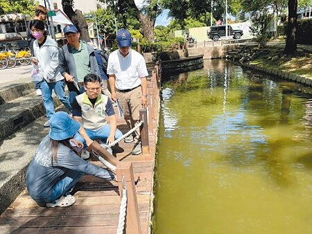 民進黨籍高市議員林智鴻（右二）11日邀集高市府水利局及相關單位前往曹公圳沿岸會勘，盼打造曹公圳3.0計畫。（洪浩軒攝）