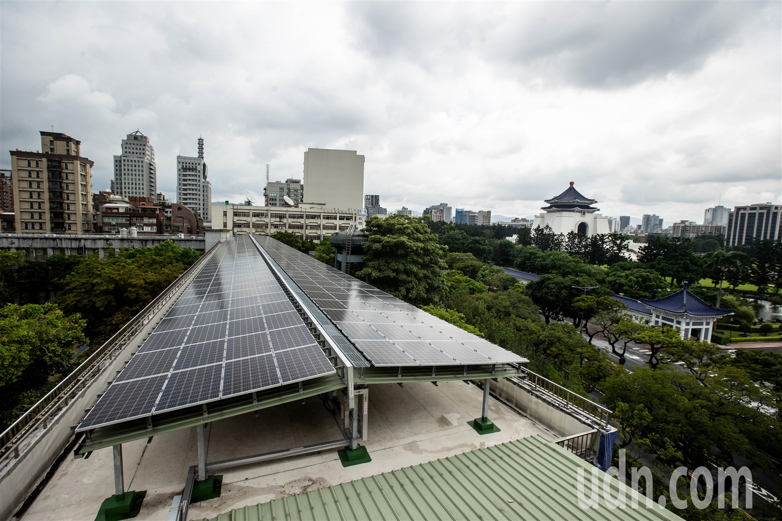 AI時代來臨全球用電量大增，台灣也面臨缺電危機，為讓再生能源有效運用，北市教育局近年來鼓勵各校設置光電板已有149校，去年減碳量相當於875座大安森林公園，台電回饋金更逾1800萬元。記者曾原信／攝影 