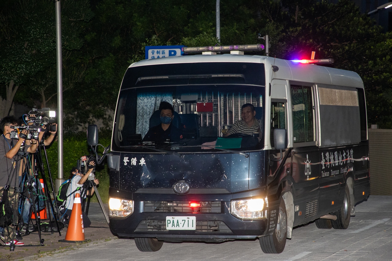 鄭文燦遭到收押禁見，囚車從桃園地院發車。記者季相儒／攝影 