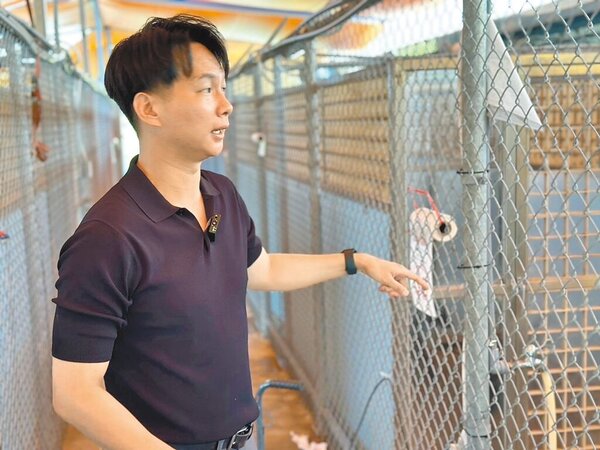 民眾黨台北市議員陳宥丞11日於北市動物之家中繼園區舉行記者會，直指「犬五舍」犬舍用帆布搭成屋頂，不僅通風差、溫度高，內部異味頻傳，要求動保處應盡快改善。（陳宥丞提供／丁上程台北傳真）