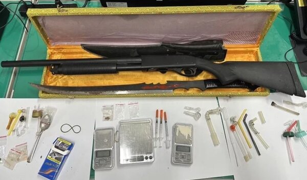 警方查扣霰彈槍、開山刀、毒品、針筒、吸食器等證物。記者李隆揆/翻攝