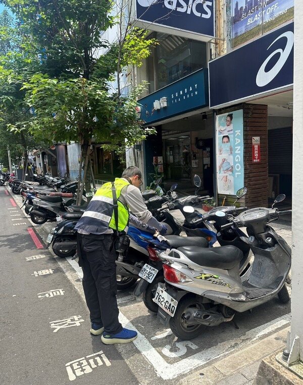 新北市總數近228萬輛,交通局8月起推出3大路邊機車停車優惠。圖/新北交通局提供