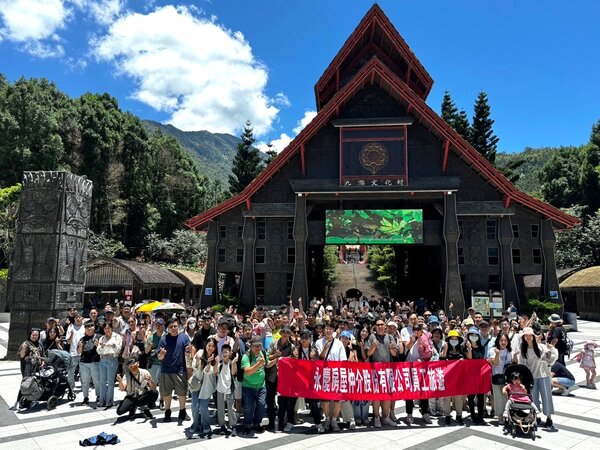 永慶房屋一年一度的員工旅遊於7月熱鬧出遊，快樂擁抱工作與生活平衡。圖／永慶房產集團提供