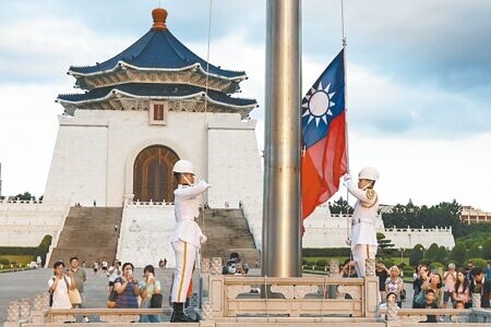 
文化部12日表示，自7月15日起國軍儀隊將移出中正紀念堂蔣介石銅像大廳。圖為儀隊降旗典禮時，吸引許多國內外遊客參與。（本報資料照片）
