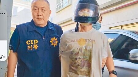 
虎尾鎮25歲林姓男子（右）12日凌晨拿水果刀刺死母親，被警方移送雲林地檢署複訊。（周麗蘭攝）
