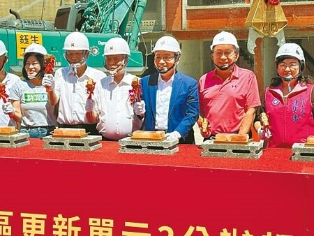 
新北市長侯友宜（右三）12日前往大陳更新單元3，敲磚示意拆除工程啟動。（高鈞麟攝）
