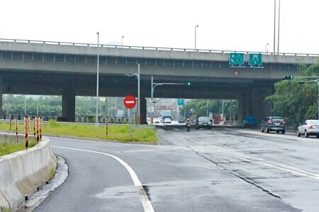 國3古坑交流道的南北向匝道口不在同一處,圖為古坑鄉荷苞村的匝道口,只能北上、不能南下。(周麗蘭攝)