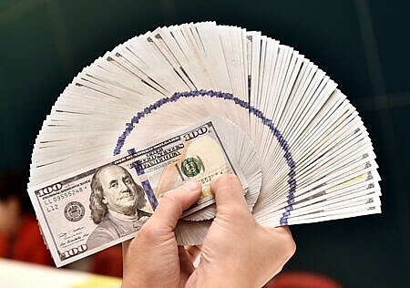 美國聯準會(Fed)降息機率增加之際,公股銀行的華南、臺企及第一等銀行,鎖定美元高利商品,祭出逾5%優惠利率,搶攻美元商機。圖∕本報資料照片