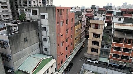 
由新北市住都中心擔任實施者、皇翔建設擔任出資人的新北市永和「大陳單元3」公辦都更案，短短五個月順利完成252戶搬遷作業，12日舉辦拆除典禮，預計2029年完工。圖∕新北市住都中心
