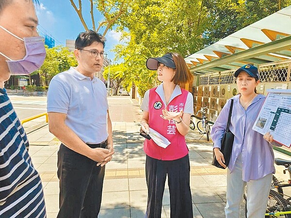 新北市議員彭佳芸(右二)7月5日邀集三重永福國小校長、當地里長等人一同會勘,針對人行道後續的設計需求提出看法。圖/新北市議員彭佳芸辦公室提供