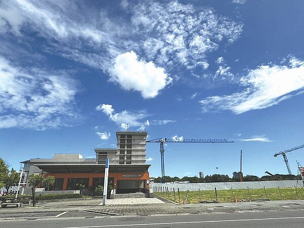 高雄捷運橘線R11高雄市議會站(左)與正在興建施工的三井LaLaport。圖/台慶不動產鳳山光復加盟店提供