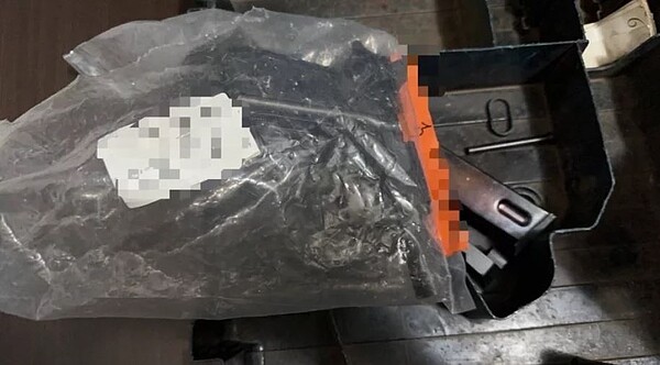 蔡姓男子因案入獄家人幫退租,卻將貼封籤兩把槍、2發子彈留在租處,警方調查屬不予宣告沒收證物虛驚一場。記者曾伯愷/翻攝