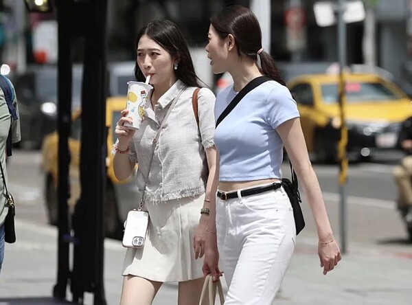 溫度持續偏高,各地高溫34-36度,大台北、中南部局部近山地區有36度以上高溫的機會,做好預防中暑、熱傷害的準備,並且要做好防曬。聯合報資料照片