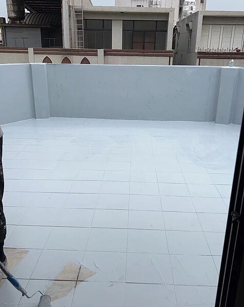 嘉市府推出建築物降溫隔熱改善補助計畫,每案最高補助一半費用,一般住宅補助上限2萬元、服務業者補助上限5萬元,圖為民宅做隔熱漆情形。圖/嘉義市政府提供