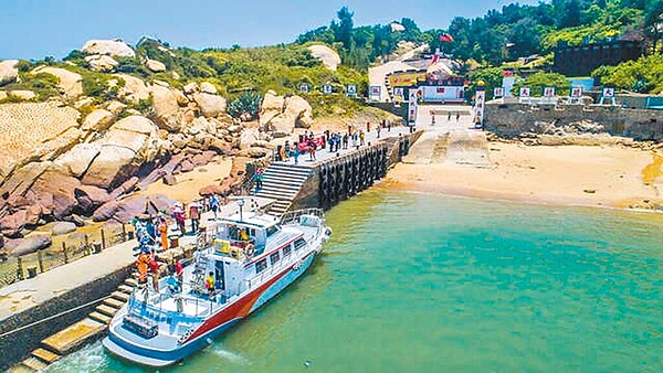 金門縣政府12日發布重啟大膽島觀光的好消息,將自7月27日開始試營運,並規畫結合業者加入藍色公路遊程,讓遊客享受更多樣化的體驗。圖/金門縣政府提供