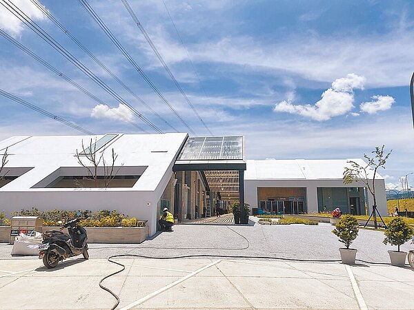 國6東草屯休息站已完工,13日啟用,將成為台灣東西橫向國道的首座休息站。圖/民眾提供