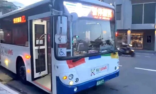 基隆一輛市公車11日晚間又再度拋錨,這次連手煞車零件就直接掉出來。圖/張顥瀚提供