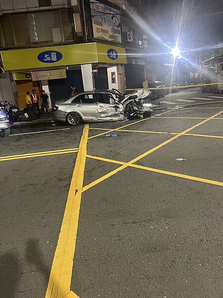 新北市三重今天(13日)凌晨發生一起死亡車禍,賓士車駕駛疑精神恍惚高速衝撞前方的警車,造成警車飛撞騎樓,一名警察當場死在車內。圖/讀者提供