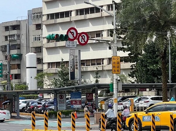 基隆市麥金路長庚醫院前、果菜市場路口，有禁止迴轉和限制時段左轉兩個標誌，違規情況認定不一，民眾無所適從，引發爭議。圖／鄭文婷提供