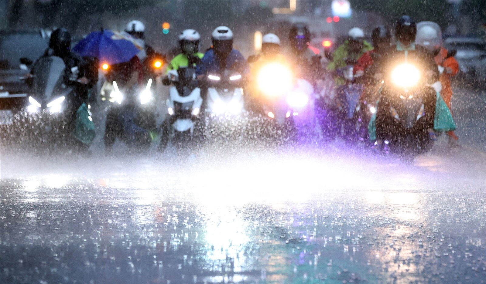 午後對流雲系發展旺盛，易有短延時強降雨，中央氣象署發布大雨特報。 聯合報系資料照片