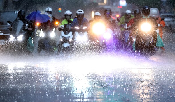 午後對流雲系發展旺盛，易有短延時強降雨，中央氣象署發布大雨特報。 聯合報系資料照片