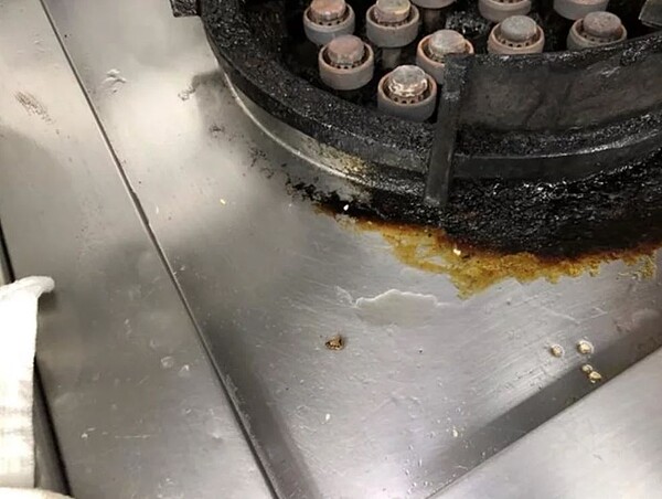 北市衛生局7月11日稽查紅豆食府石牌店,現場查有病媒出沒痕跡、廚餘桶不潔、層架不潔等衛生缺失事項。圖/取自食藥粧網路地圖IMAP